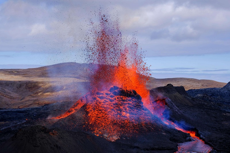 火山最新动态，多方观点分析与个人立场阐述