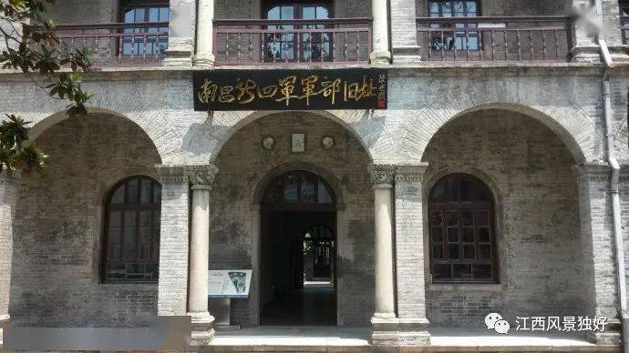 最新款情侣装，自然美景中的浪漫之旅