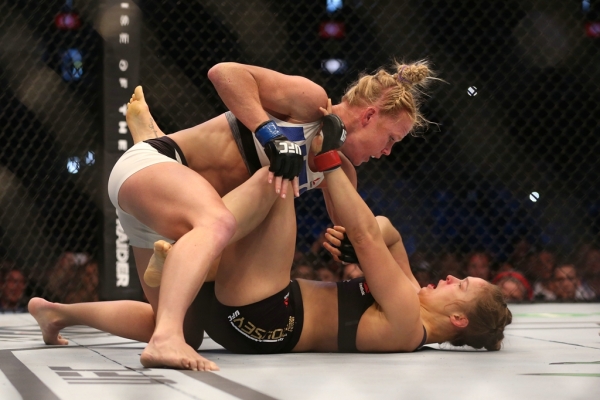 UFC女子隆达赛场内外最新动态