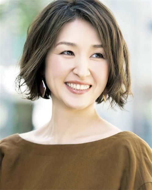 40-50岁女性最新发型，时尚转变与友情纽带