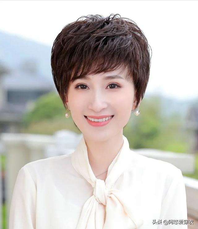 科技与时尚完美融合，50岁女性最新短发发型指南
