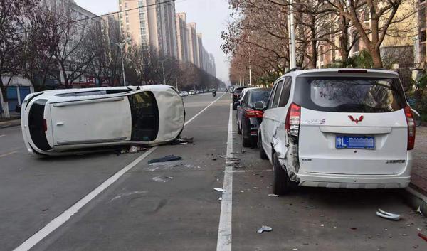 司机踩错油门6秒连撞3车4人
