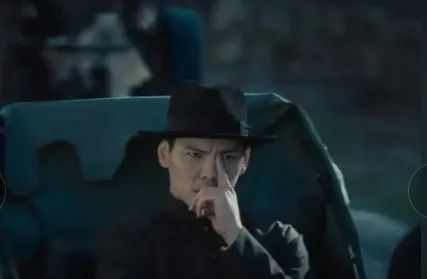 向佐摸鼻梁行为引发全民模仿，一种行为的认同与流行趋势