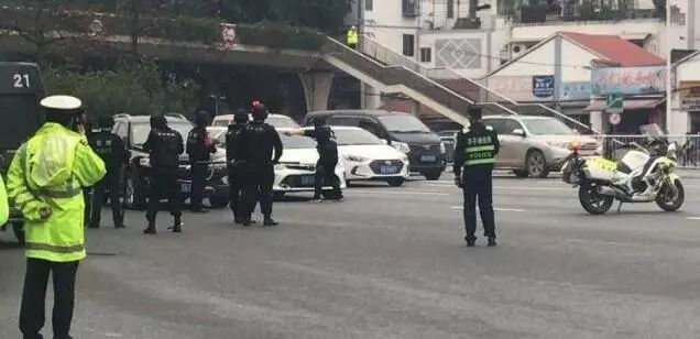 警方通报，老头乐高速逆行事件致2死，事件深度分析