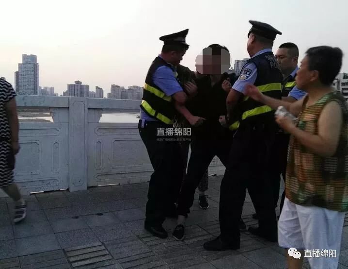 民警合力救下跳桥男子，自信与成就感的彰显