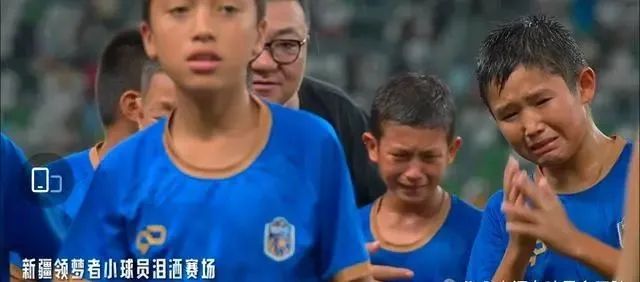 中国男足能否走出尼潭？探寻心灵与绿茵场的重生之旅。