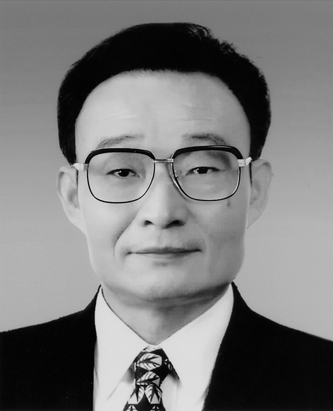 吴邦国同志生平照片，自然美景中的探索之旅