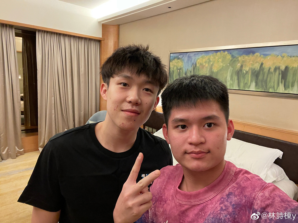 王楚钦为林诗栋点赞，友情之光闪耀运动场上