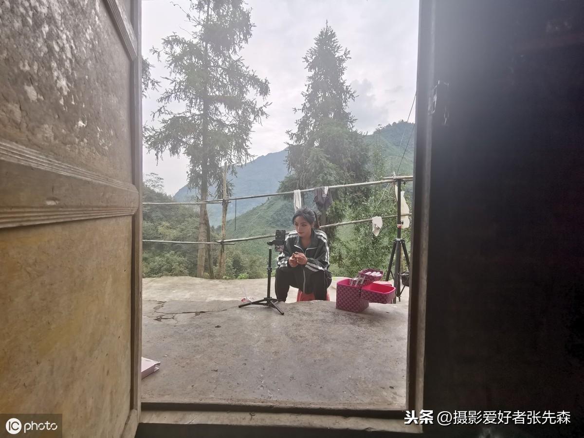 老人直播间购入四十万智能高科技塑料，感受未来科技的魅力