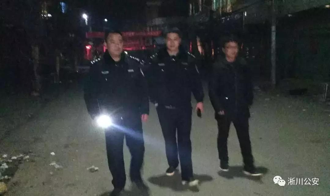 最新技术电视机，温馨家庭夜晚的绝佳伴侣