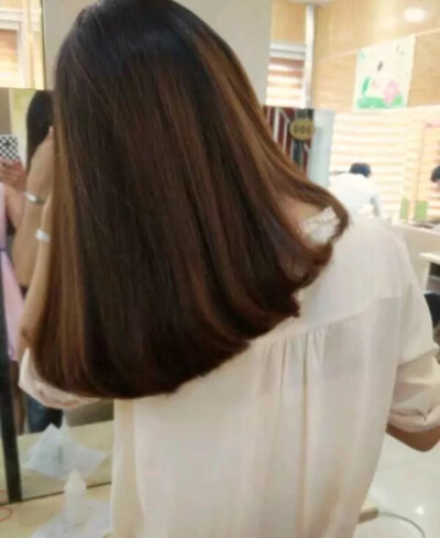 最新中长发发型背后的温馨日常趣事