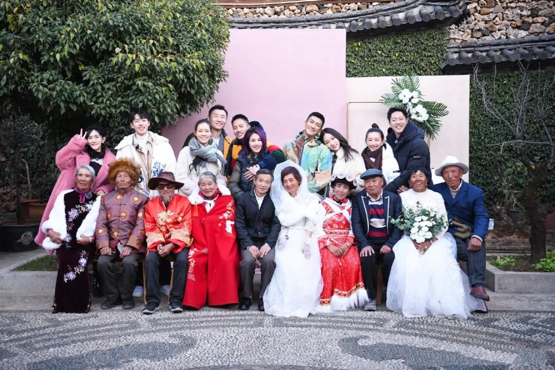 最新礼服，自然美景探索之旅的时尚伴侣