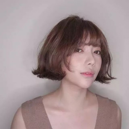 小巷秘密发艺小店，最新短发女生时尚发型全解析